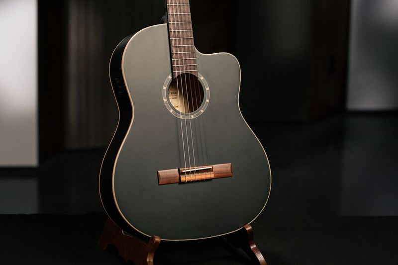 Ortega RCE125SN-SBK Klassisk gitar 4/4 Size, med mik, Thin, Slim Neck