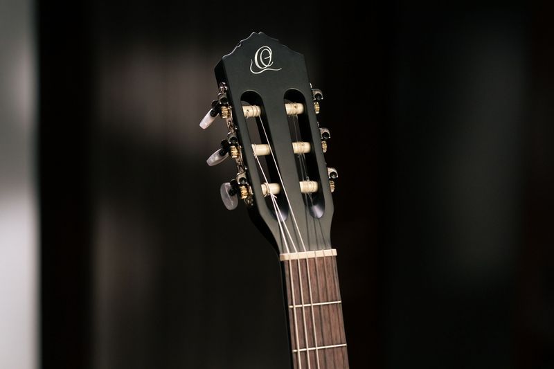 Ortega RCE125SN-SBK Klassisk gitar 4/4 Size, med mik, Thin, Slim Neck