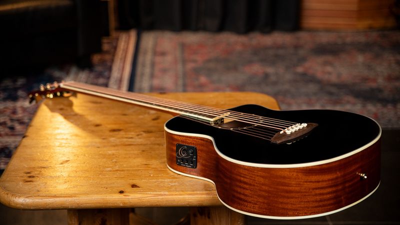 Ortega D8CE-5 5-strängad Akustisk bas med mik, Cutaway, Gloss Black