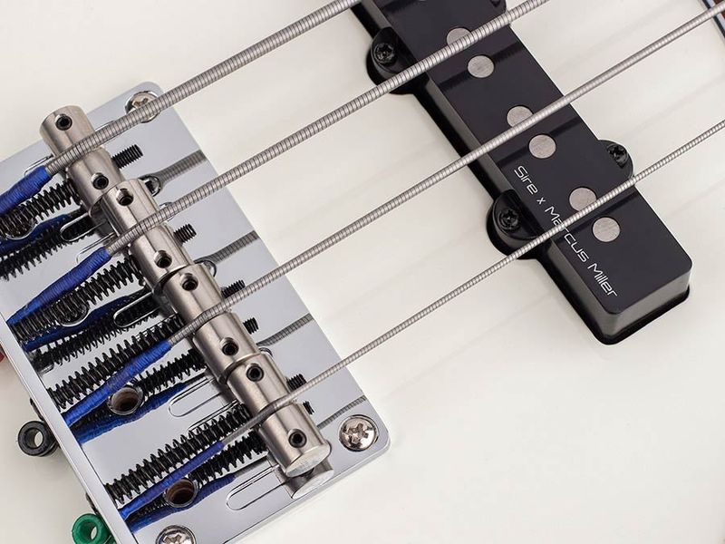 Sire V7 2nd Gen Series Marcus Miller fretless Alder 4-string Bass Guitar Antique White