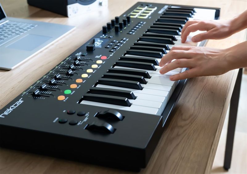 Nektar Impact LX49mk3 - MIDI keyboard, 49 keys, pads, faders & encoders